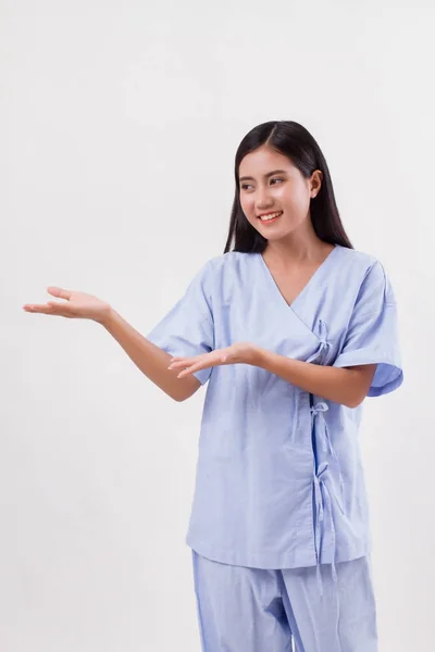 Mujer paciente señalando o mostrando gesto de mano a espacio en blanco — Foto de Stock