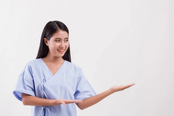 Mujer paciente señalando o mostrando gesto de mano a espacio en blanco — Foto de Stock