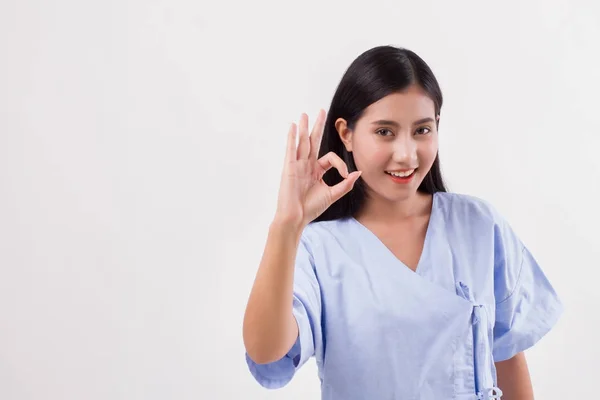 Mujer lesionada paciente apuntando hacia arriba gesto de la mano ok — Foto de Stock