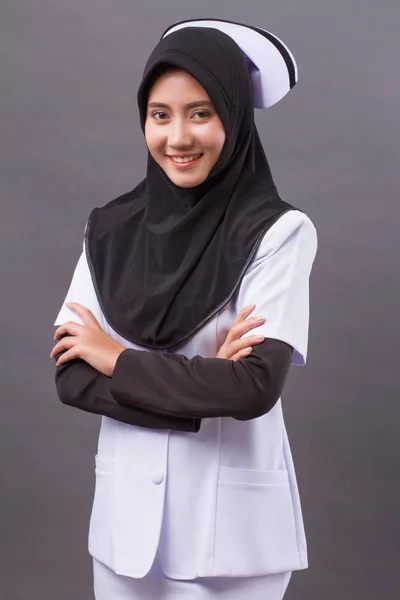 Profissional confiante muçulmano enfermeira feminina — Fotografia de Stock