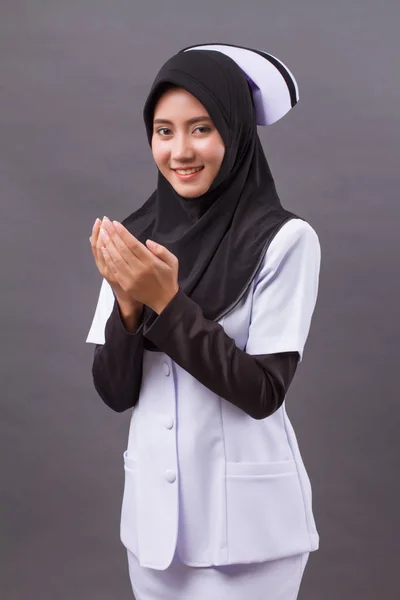 Asian muslim nurse praying, prayer hand gesture — Stock Photo, Image