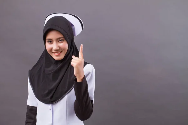 손가락을 가리키는 이슬람 간호사 — 스톡 사진
