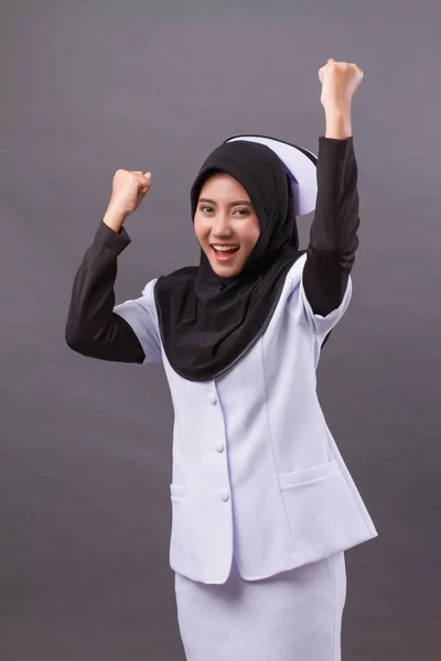 Успешная уверенная счастливая мусульманская медсестра — стоковое фото