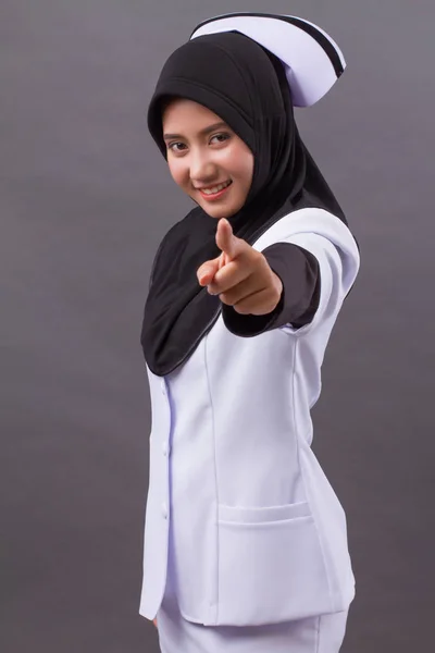 Мусульманська медсестра вказує на вас — стокове фото