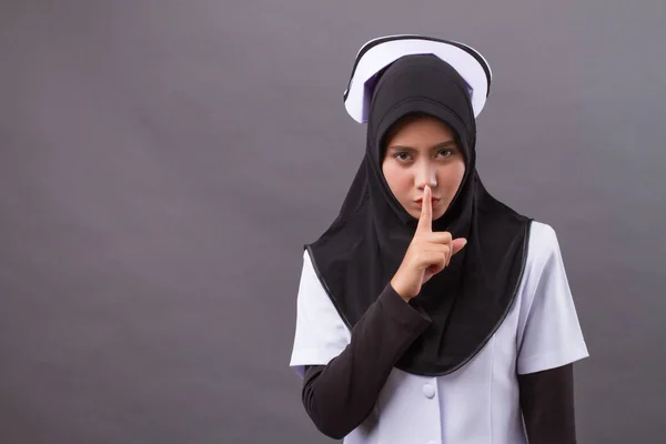 Enfermeira muçulmana pedindo silêncio — Fotografia de Stock