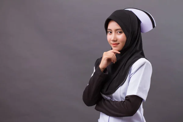 Cerdas, percaya diri muslim perawat berpikir, perencanaan — Stok Foto