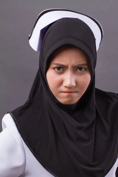 Портрет разгневанной мусульманской медсестры — стоковое фото