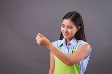 kadın işçi el kadar bir şey boş yer üstünde tutan