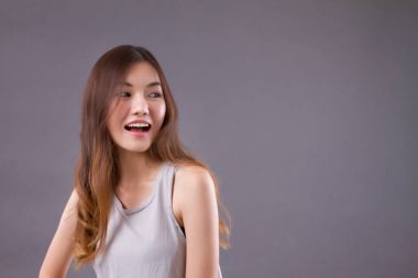 mutlu gülen kadın izole stüdyo portre ile yer