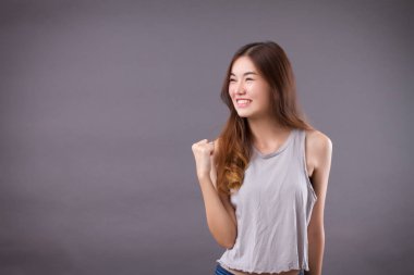 güçlü başarılı kadın studio izole portre çıkıldı