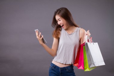 mutlu kadın sipariş vermenizle online alışveriş, zevk
