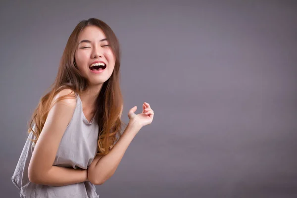 Glücklich lachende Frau isoliert Studioporträt mit Raum — Stockfoto
