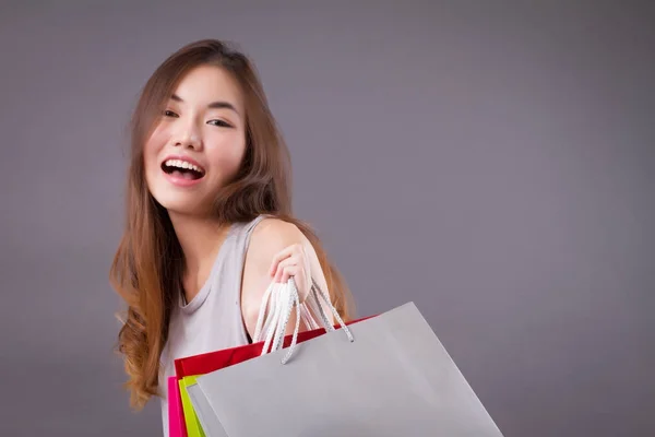 Felice risata shopper, donna tenendo shopping bag isolato — Foto Stock