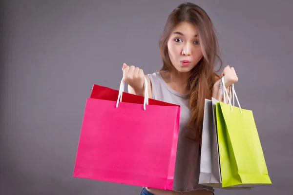 Verlaten, verbaasd, blij lachende shopper, vrouw met winkelen — Stockfoto