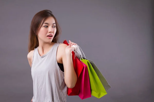 Shopper fiducioso guardando altrove, donna che tiene la borsa della spesa isola — Foto Stock