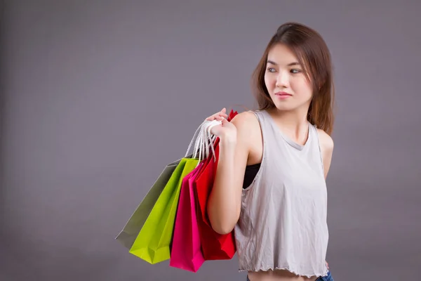 Pewni shopper odwracając, Kobieta trzyma isola torba na zakupy — Zdjęcie stockowe