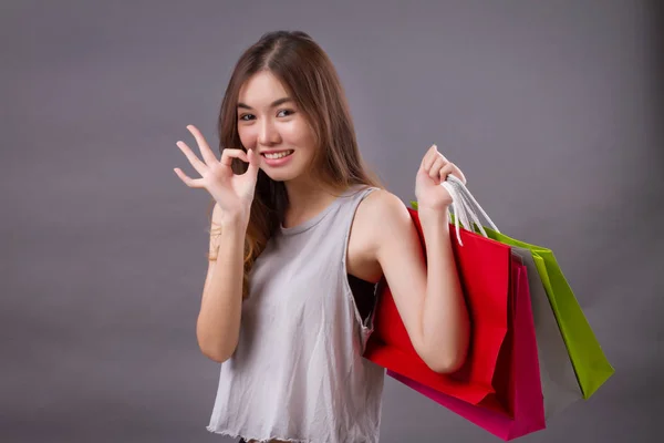 Vrouw winkelen met boodschappentas en o.k. hand teken, goed winkelen — Stockfoto