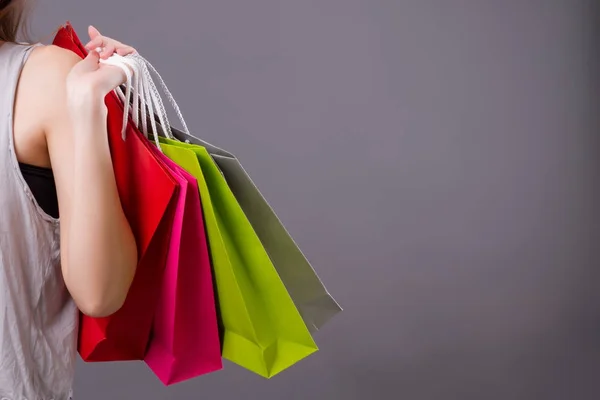 Ragazza shopping concetto, anonimo donna shopper holding shopping — Foto Stock