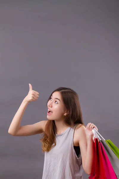Shopper kobieta z torbą na zakupy skierowaną w górę — Zdjęcie stockowe