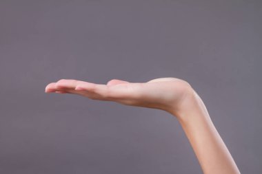 elini tutarak, alma, bir şey taşıyan