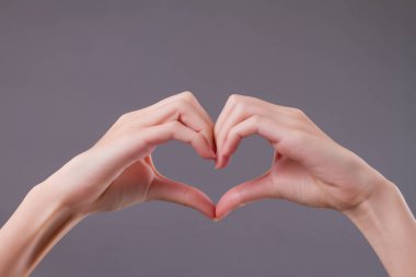 sevgi, barış, izole kalp el jest stüdyo