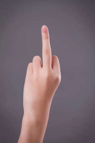 Mano rivolta verso l'alto dito medio, concetto di segno della mano maleducato o gesto della mano, studio isolato — Foto Stock