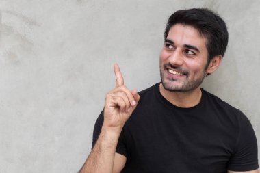 adam bir parmak kadar işaret yukarıya bakıyor