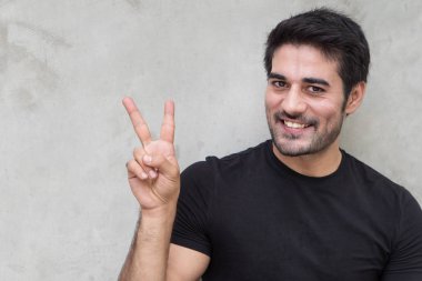 adam iki parmak kadar v zafer işareti işaret