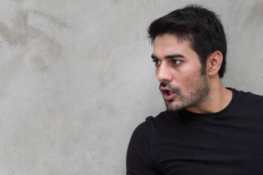 heyecanlı adam uzakta yan bakan 