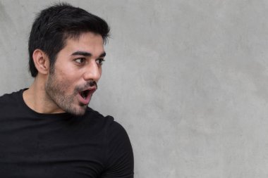 heyecanlı adam uzakta yan bakan 