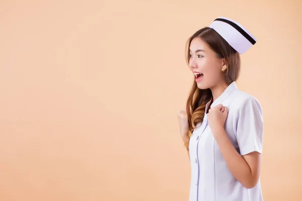 Emocionado asiático enfermera mirando lejos — Foto de Stock