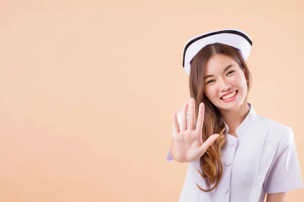 Enfermera amigable diciendo que no, detener señal de mano parada — Foto de Stock