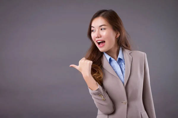 Gelukkig zakenvrouw kant richten manier — Stockfoto