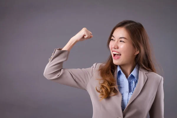 Gelukkig, succesvol, vertrouwen zakenvrouw schreeuwen, communicati — Stockfoto