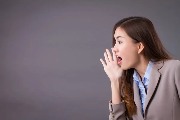 Business kvinna skrika; tillkännage; kommunicera — Stockfoto