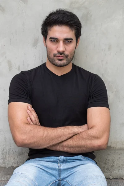 emin Güney Asya adam, rahat tarzı portresi