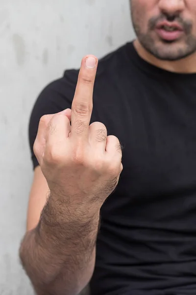 Hombre enojado dando dedo medio — Foto de Stock