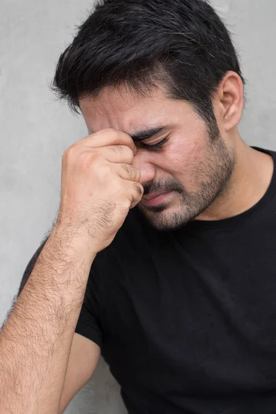 Stressé asiatique homme souffrant de maux de tête, vertige, gueule de bois, migraine, stress — Photo