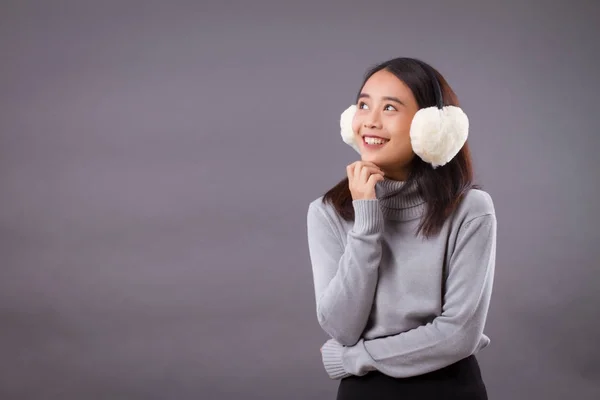 Happy asian woman looking up — Stock Photo, Image