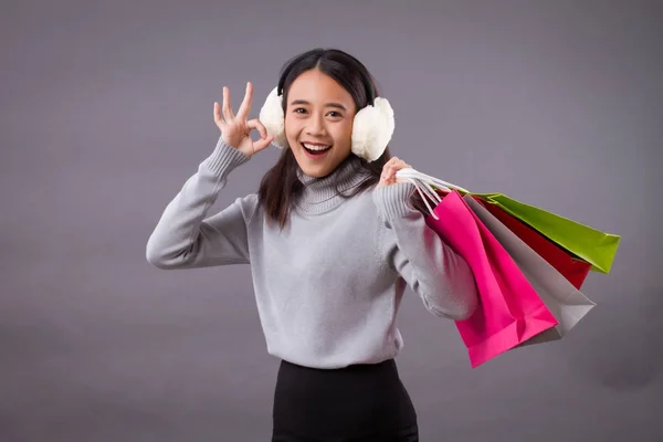 Vrouw shopper winkelen o.k. hand teken geven — Stockfoto