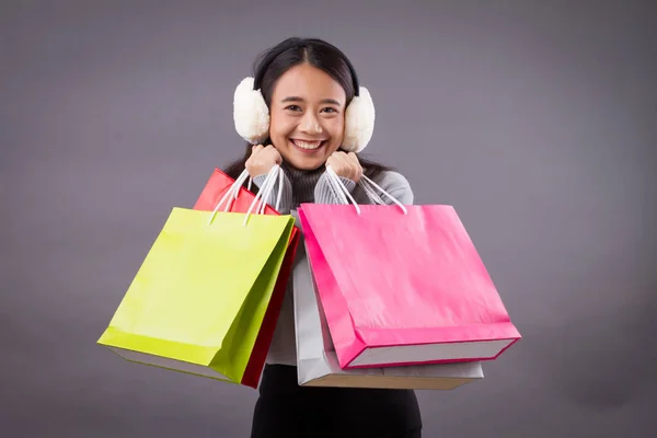 Shopper szczęśliwa kobieta z torbą na zakupy — Zdjęcie stockowe