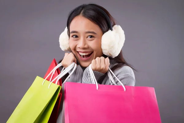 Αγοραστής ευτυχισμένη γυναίκα με τσάντα για ψώνια — Φωτογραφία Αρχείου