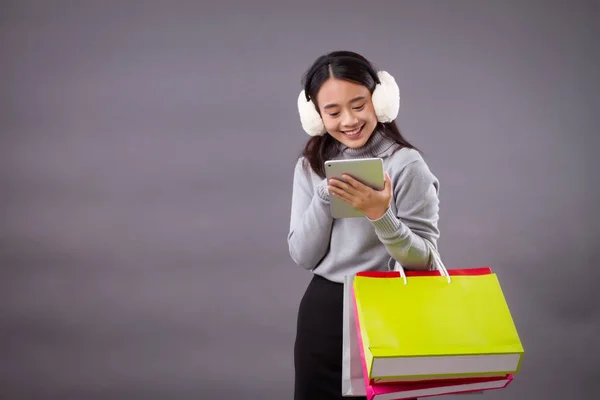 幸せなアジアの女性のオンライン ショッピング — ストック写真