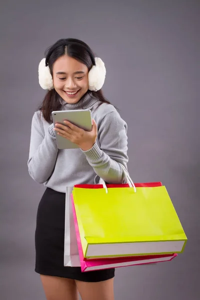 幸せなアジアの女性のオンライン ショッピング — ストック写真