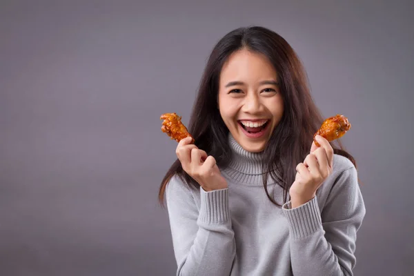 Happy woman with fried chicken — Stock Photo, Image