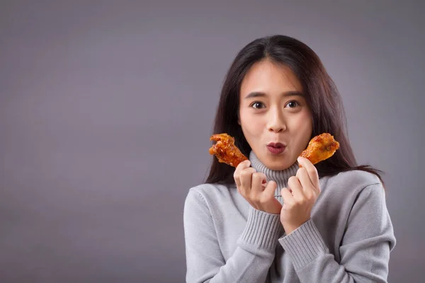 Lycklig kvinna med stekt kyckling — Stockfoto