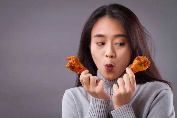 Happy woman with fried chicken — Stock Photo, Image
