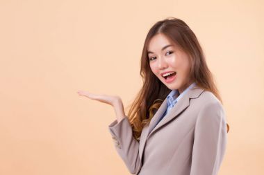 işaret, bir şeyler sunan bir iş kadını