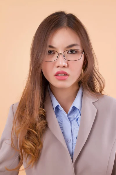 Olycklig upprörd affärskvinna med glasögon — Stockfoto