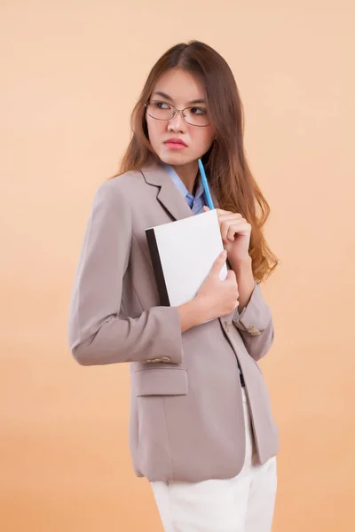 Portret van boos, boos, gefrustreerd Aziatische zakenvrouw — Stockfoto